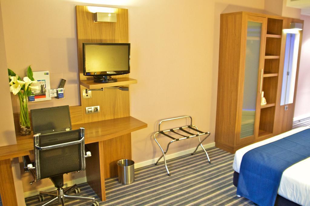 Hotel Express Campo De Gibraltar-barrios, An Ihg Los Barrios